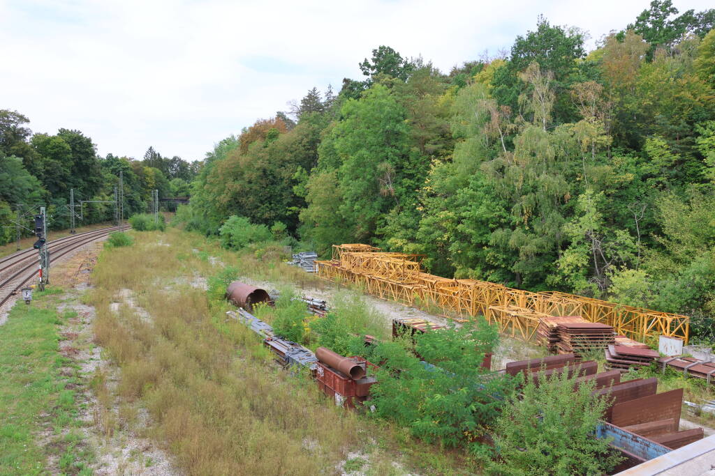 Just by the Lenggries tracks, there is crane piece storage.