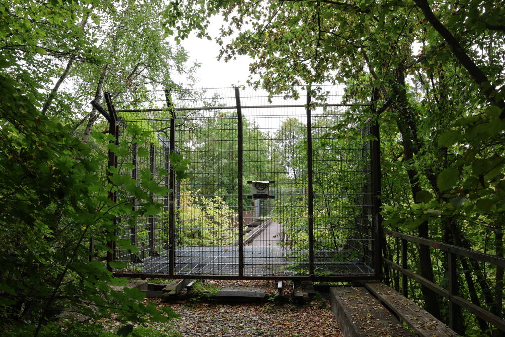 The bridge is gesperrt (closed) really thorougly.