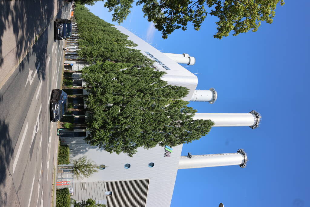 Behind the trees, there would be the railway but ending in the central heating facility after 1970.
